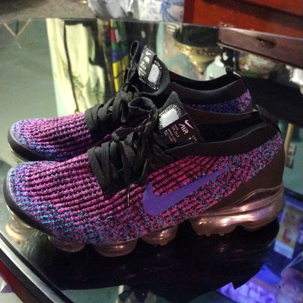 Nike Vapor Max Womens Flyknit 3 Laser Fuchia Size 8 ( Like New Worn Once )